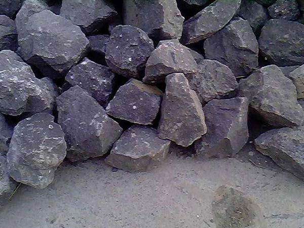 時(shí)產(chǎn)300t玄武巖破碎生產(chǎn)線設(shè)備配置、工藝流程介紹