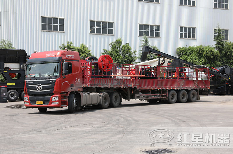 時產200噸圓錐破碎機發(fā)貨現(xiàn)場 時產200噸圓錐破碎機發(fā)貨現(xiàn)場