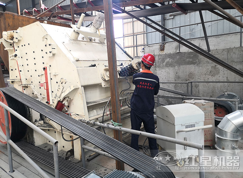 紅星機器售后人員現(xiàn)場檢查設(shè)備 紅星機器售后人員現(xiàn)場檢查設(shè)備