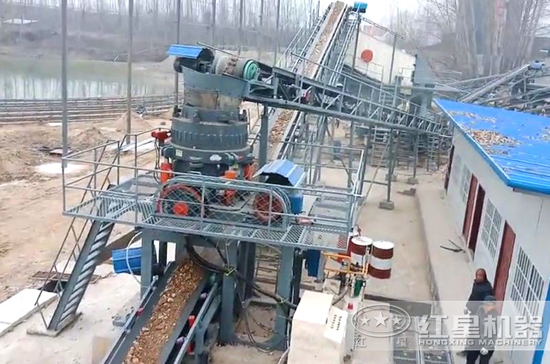 鵝卵石圓錐破碎機(jī)工作現(xiàn)場圖片 鵝卵石圓錐破碎機(jī)工作現(xiàn)場圖片