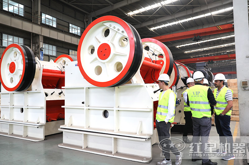 顎式碎石機設備用戶參觀現(xiàn)場