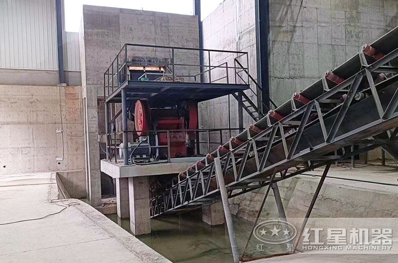 顎式破碎機工作現(xiàn)場圖片 顎式破碎機工作現(xiàn)場圖片