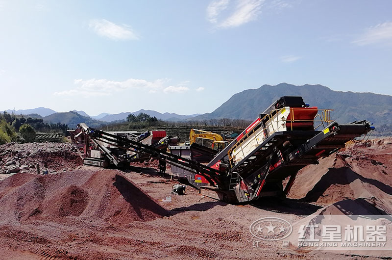 移動履帶一體式破碎機作業(yè)現(xiàn)場（處理建筑垃圾）