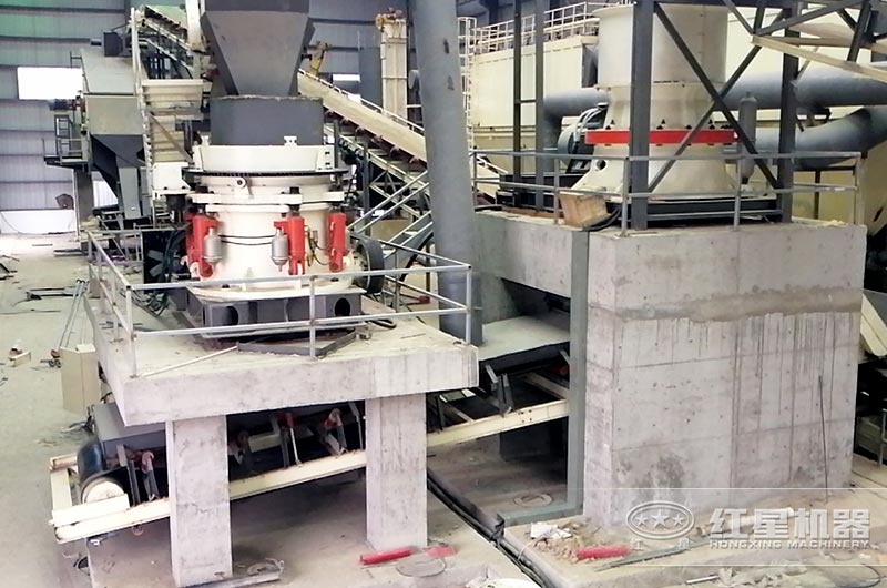 圓錐式破碎機(jī)破碎生產(chǎn)現(xiàn)場(chǎng)