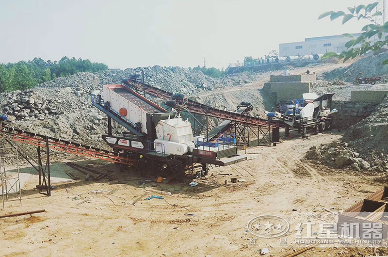 移動破碎生產(chǎn)線作業(yè)現(xiàn)場 移動破碎生產(chǎn)線作業(yè)現(xiàn)場