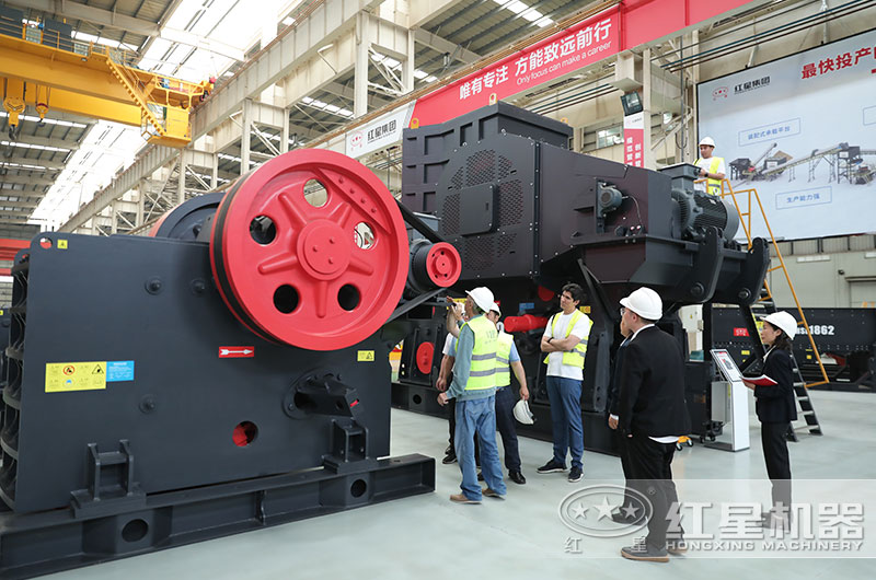 客戶來廠考察鄂破機設(shè)備 客戶來廠考察鄂破機設(shè)備