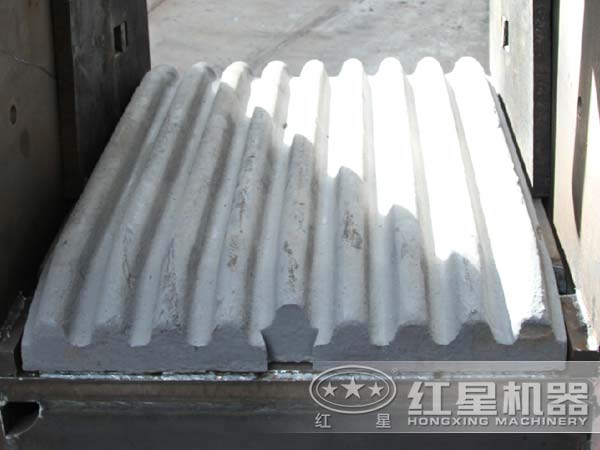 鄂式破碎機鄂板材質的優(yōu)缺點