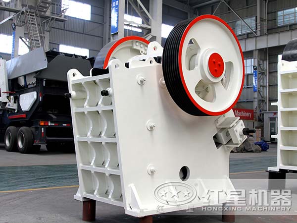 46鄂式碎石機(jī)一臺多少錢？預(yù)期產(chǎn)值可達(dá)多少噸？
