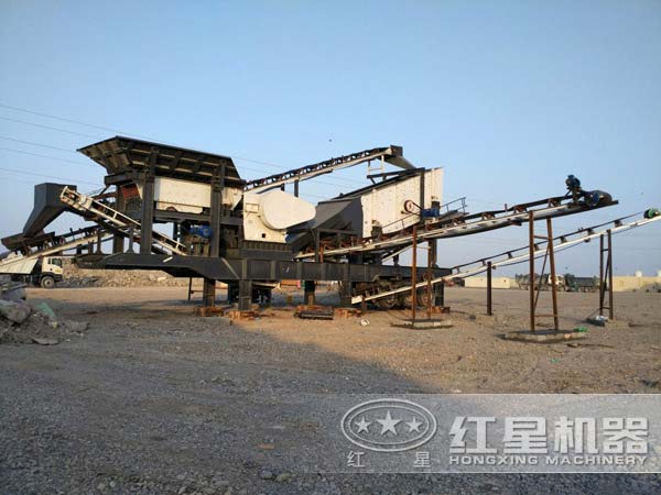 移動(dòng)破碎站投產(chǎn)現(xiàn)場(chǎng)