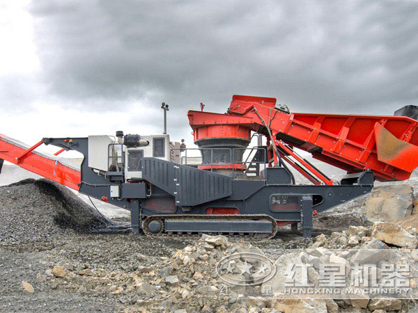 山地作業(yè)中的履帶式移動破碎機