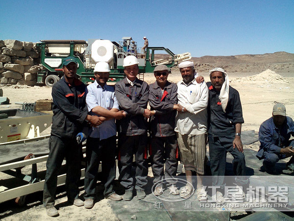 移動碎石機生產(chǎn)現(xiàn)場客戶留影