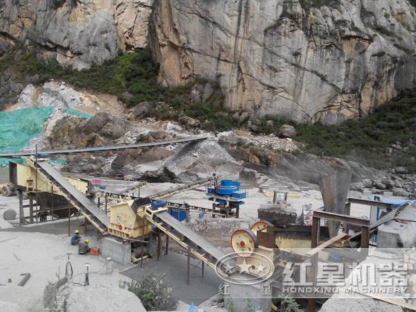 石料生產(chǎn)設備投產(chǎn)現(xiàn)場