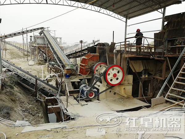 顎式破碎機(jī)作業(yè)現(xiàn)場(chǎng)