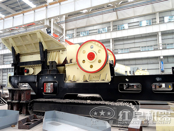 履帶式移動(dòng)破碎機(jī)加工車間