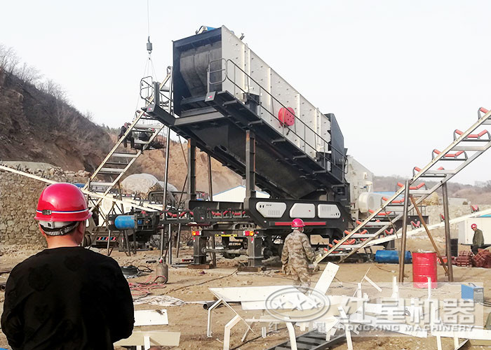 再硬的石頭，在這臺(tái)流動(dòng)碎石機(jī)下也變成了規(guī)整的石子