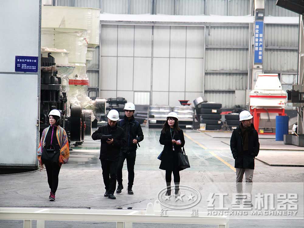 客戶來(lái)廠參觀單缸圓錐破碎機(jī)