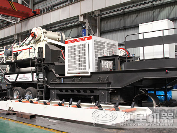 環(huán)保嚴(yán)查石料廠，這臺(tái)移動(dòng)破碎篩沙機(jī)輕松過關(guān)