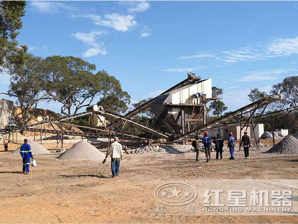 生產(chǎn)多規(guī)格成品的環(huán)保移動破碎機(jī)現(xiàn)場