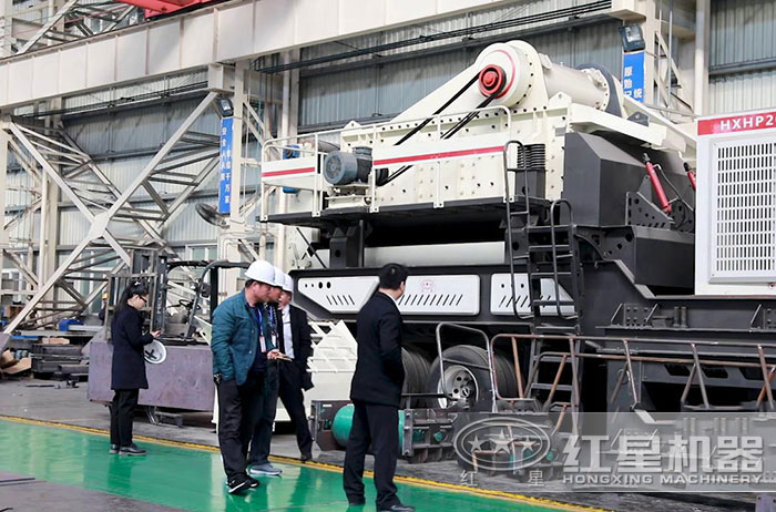 紅星機器技術(shù)經(jīng)理陪同山西用戶參觀移動粉碎設(shè)備