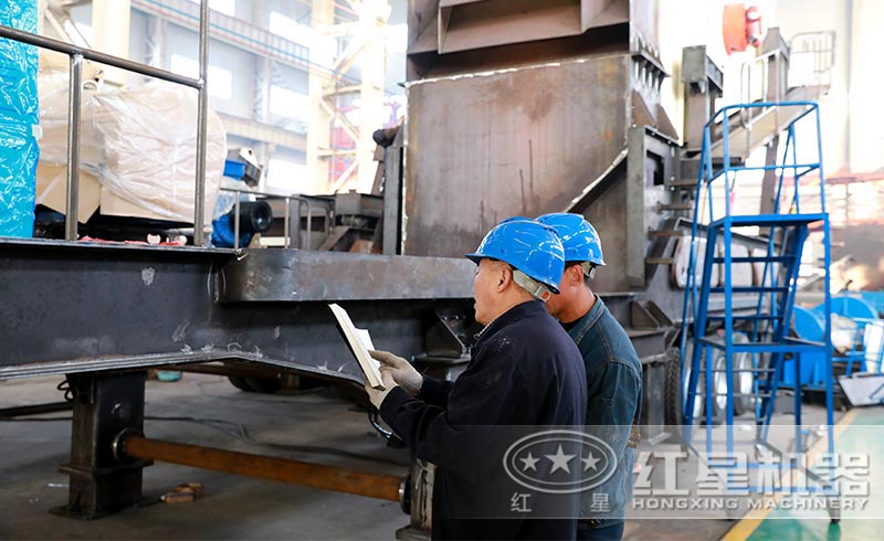 紅星技術(shù)人員正在認(rèn)真比對移動破數(shù)據(jù)