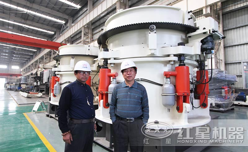 客戶來(lái)廠考察全液壓圓錐破碎機(jī)