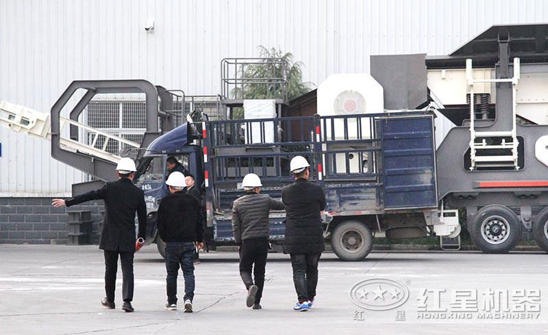 技術經(jīng)理陪同用戶參觀紅星移動式破碎磕沙機