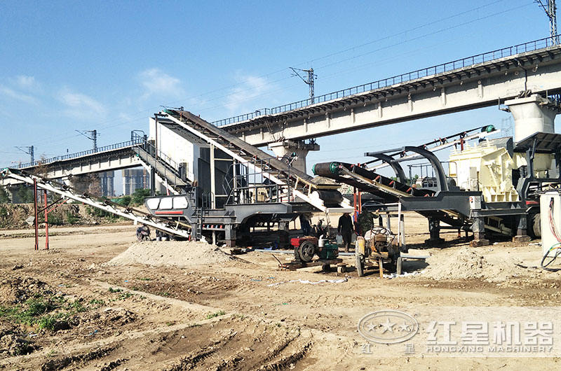 移動(dòng)式破碎機(jī)現(xiàn)場(chǎng)