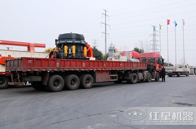 圓錐碎石機(jī)裝車(chē)發(fā)貨現(xiàn)場(chǎng)