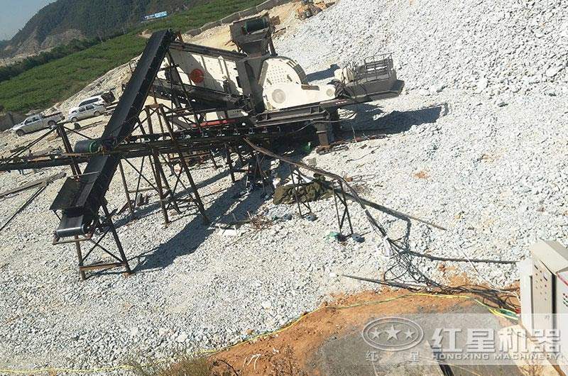 調(diào)節(jié)好轉(zhuǎn)速的移動錘式破碎機(jī)生產(chǎn)現(xiàn)場