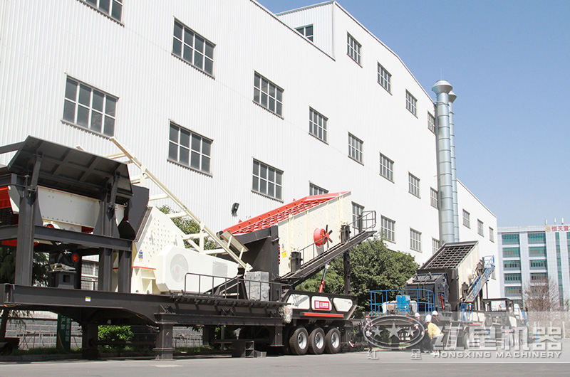 江西九江用戶來廠考察能移動的小型碎石機(jī)