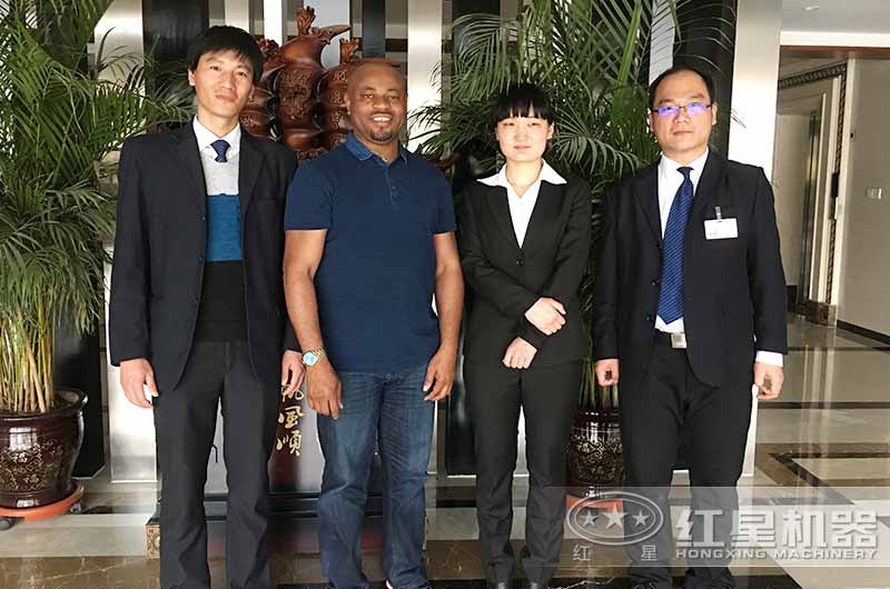 國外用戶來廠考察破碎混凝的移動(dòng)設(shè)備合影留念