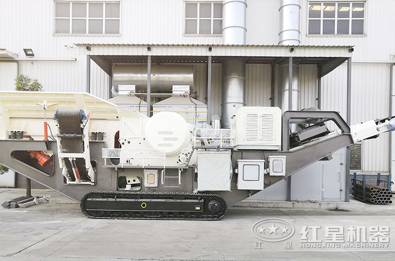 石子生產(chǎn)現(xiàn)場告訴您，履帶移動三機(jī)破碎效果是多么好