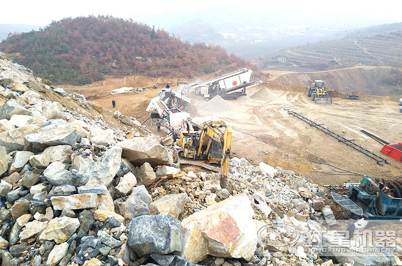 山東煙臺履帶移動式破碎機三機聯(lián)合作業(yè)生產(chǎn)現(xiàn)場