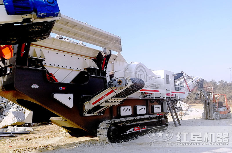 移動(dòng)履帶碎石機(jī)已經(jīng)開到破碎現(xiàn)場