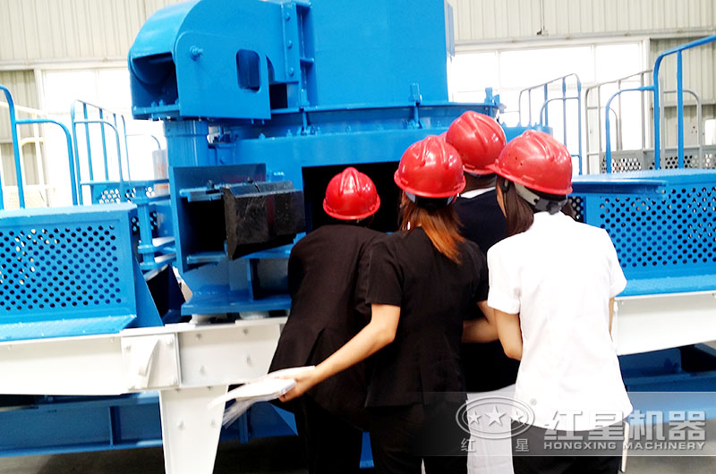 遼寧大連用戶來廠考察選購(gòu)立軸沖擊式破碎機(jī)