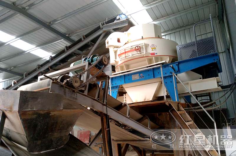 河石碎沙機多少錢？生產(chǎn)出來的人工沙與河沙有什么區(qū)別？