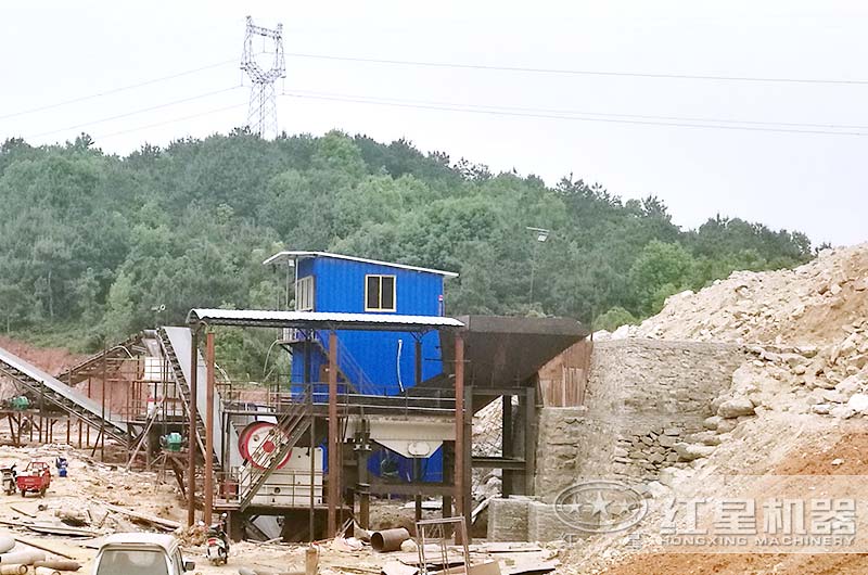 小型石頭破碎機成套多少錢？（內(nèi)附現(xiàn)場生產(chǎn)視頻）