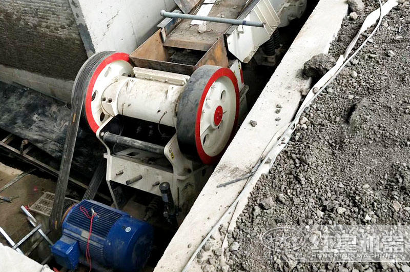 破碎石頭機10萬的有多大產(chǎn)量，哪個廠家生產(chǎn)的質量好？