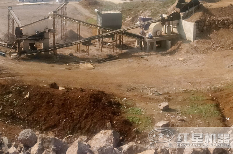 重錘式破碎機打花崗巖現(xiàn)場