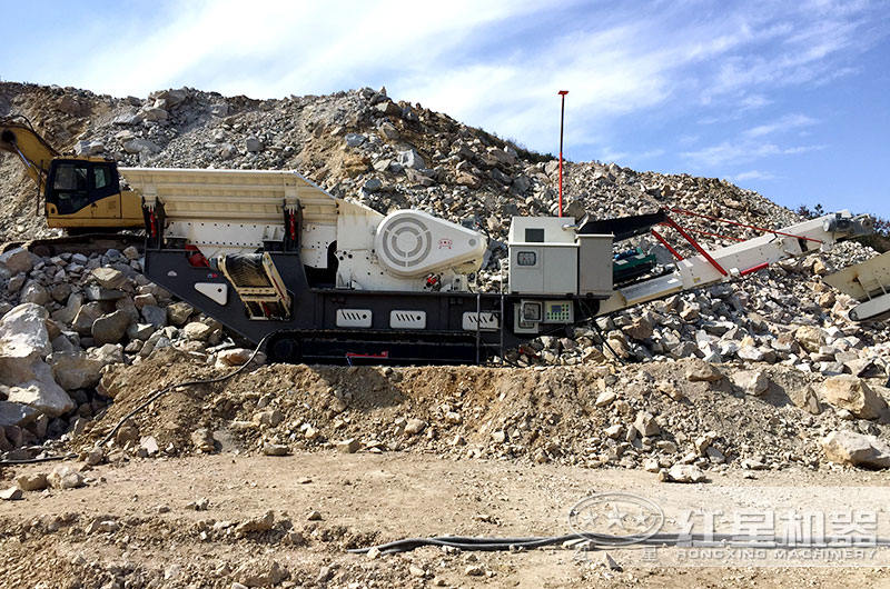 履帶式顎式粉碎機爬坡上山作業(yè)