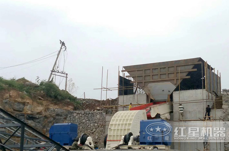 時產(chǎn)300噸的重錘式破碎機(jī)安裝現(xiàn)場