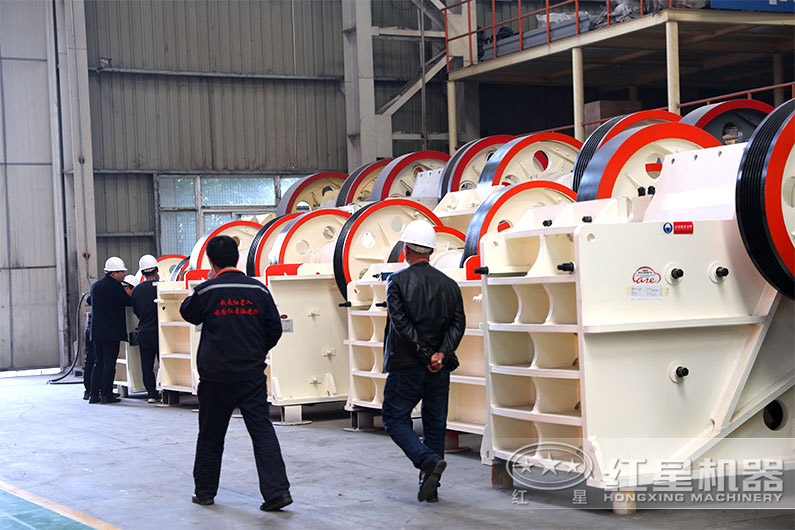 客戶來廠參觀顎式破碎機(jī)