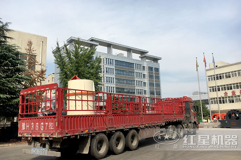 客戶訂購的復合式破碎機發(fā)貨現(xiàn)場