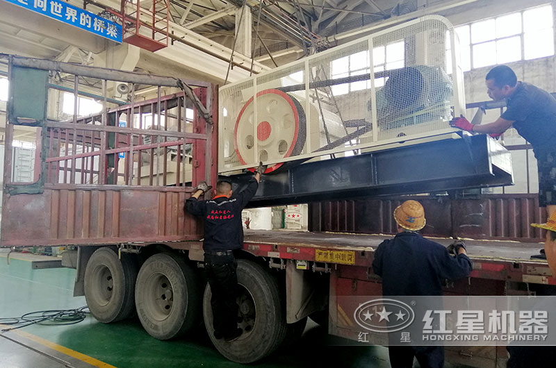河南紅星對(duì)輥式制砂機(jī)又發(fā)貨啦！