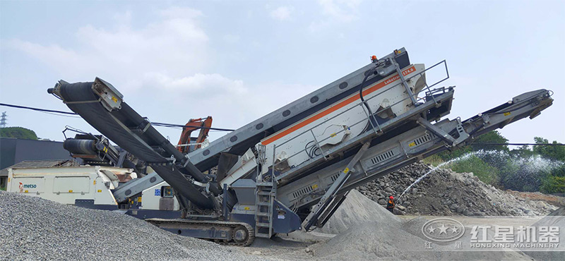 履帶移動(dòng)破加工白云石同出石子、沙子現(xiàn)場(chǎng)